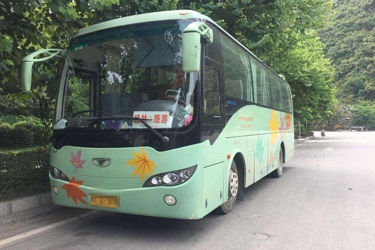 zelený autobus zaparkovaný na kraji ulice