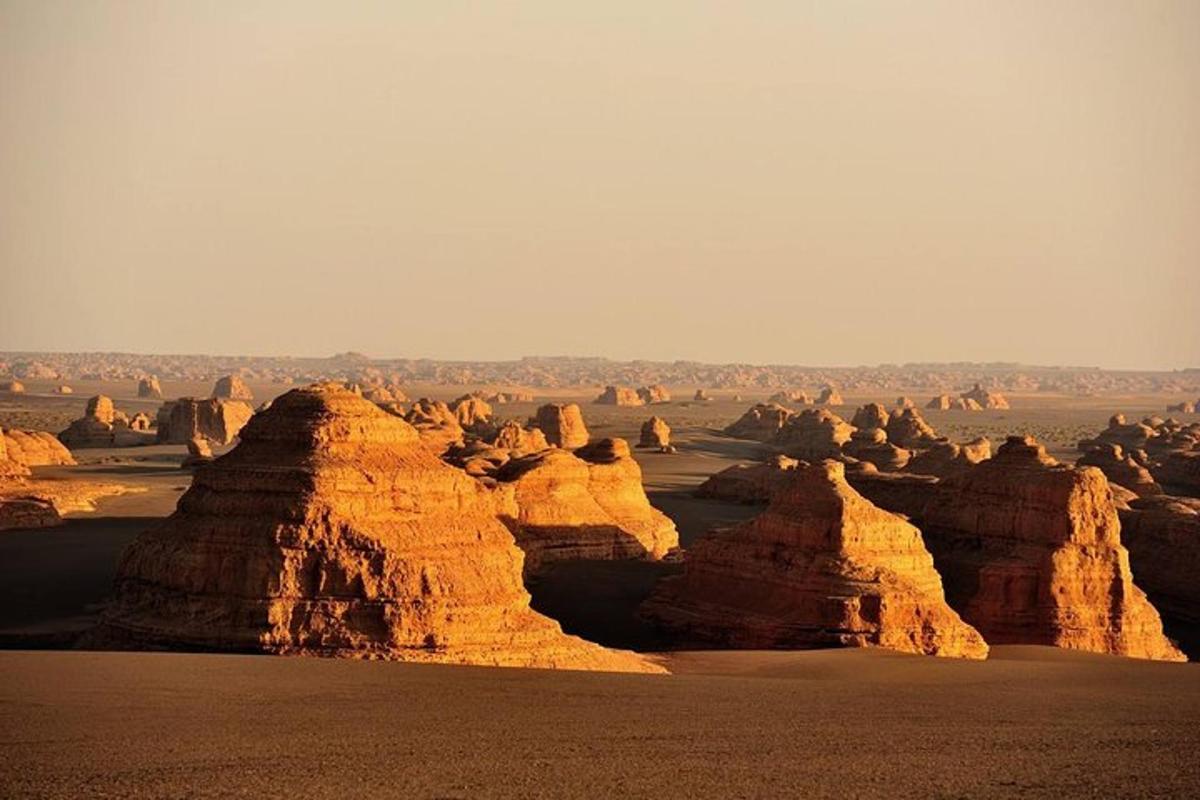 una vista d'un desert amb estalactites i roques