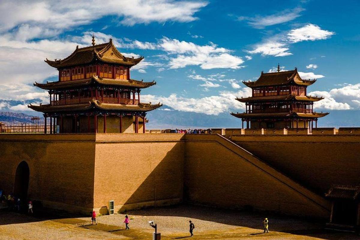 建筑物顶部有两座塔楼，人们四处走动