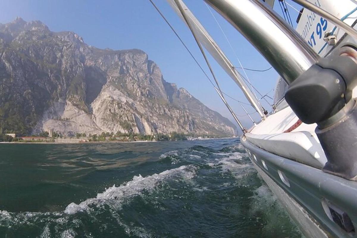 μια βάρκα στο νερό με ένα βουνό στο φόντο