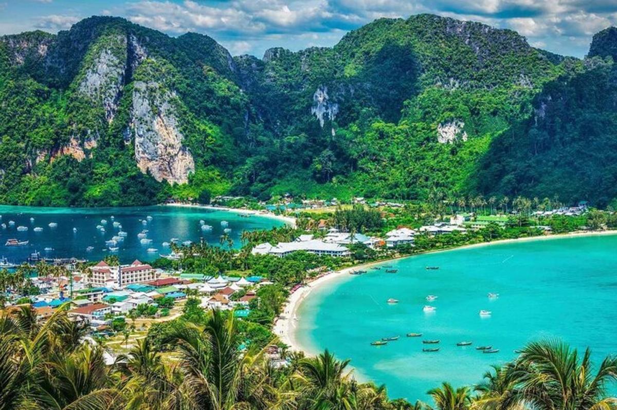 pemandangan pantai pulau coron coron palawan