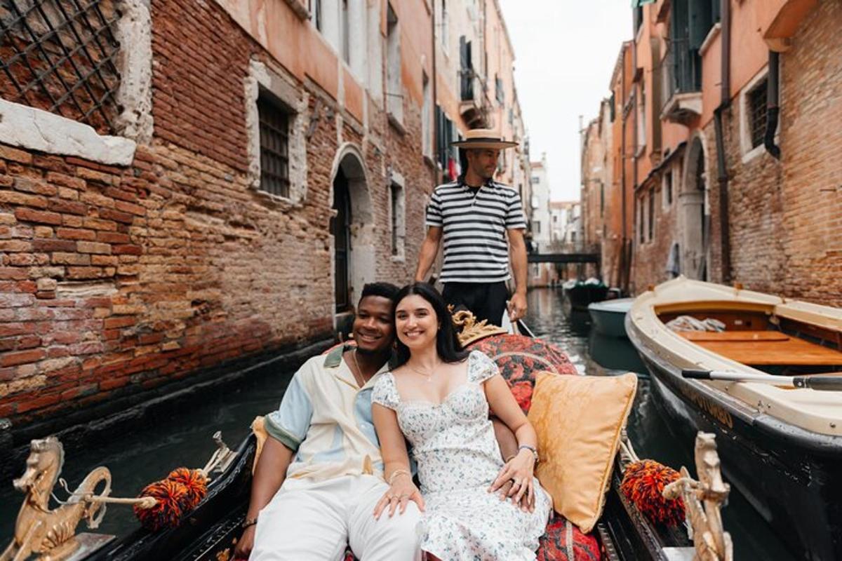 um homem e uma mulher sentados em uma gôndola em um canal