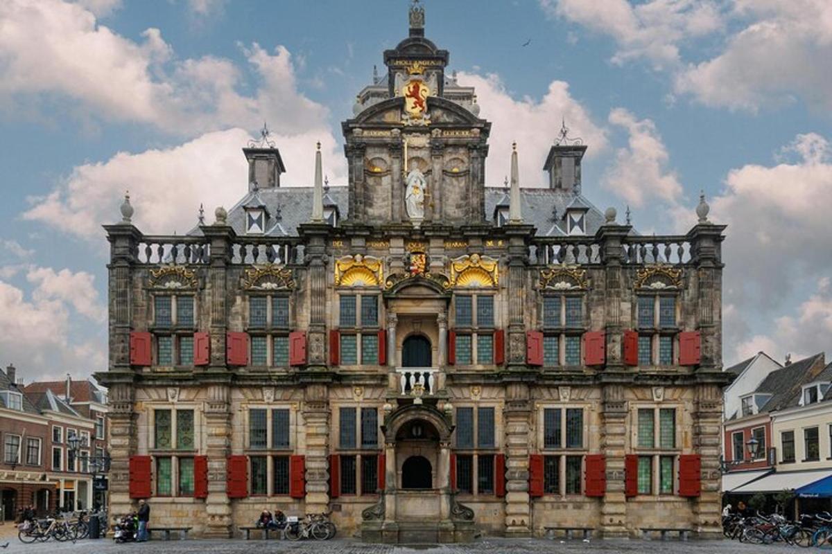 un gran edifici amb una torre del rellotge a sobre