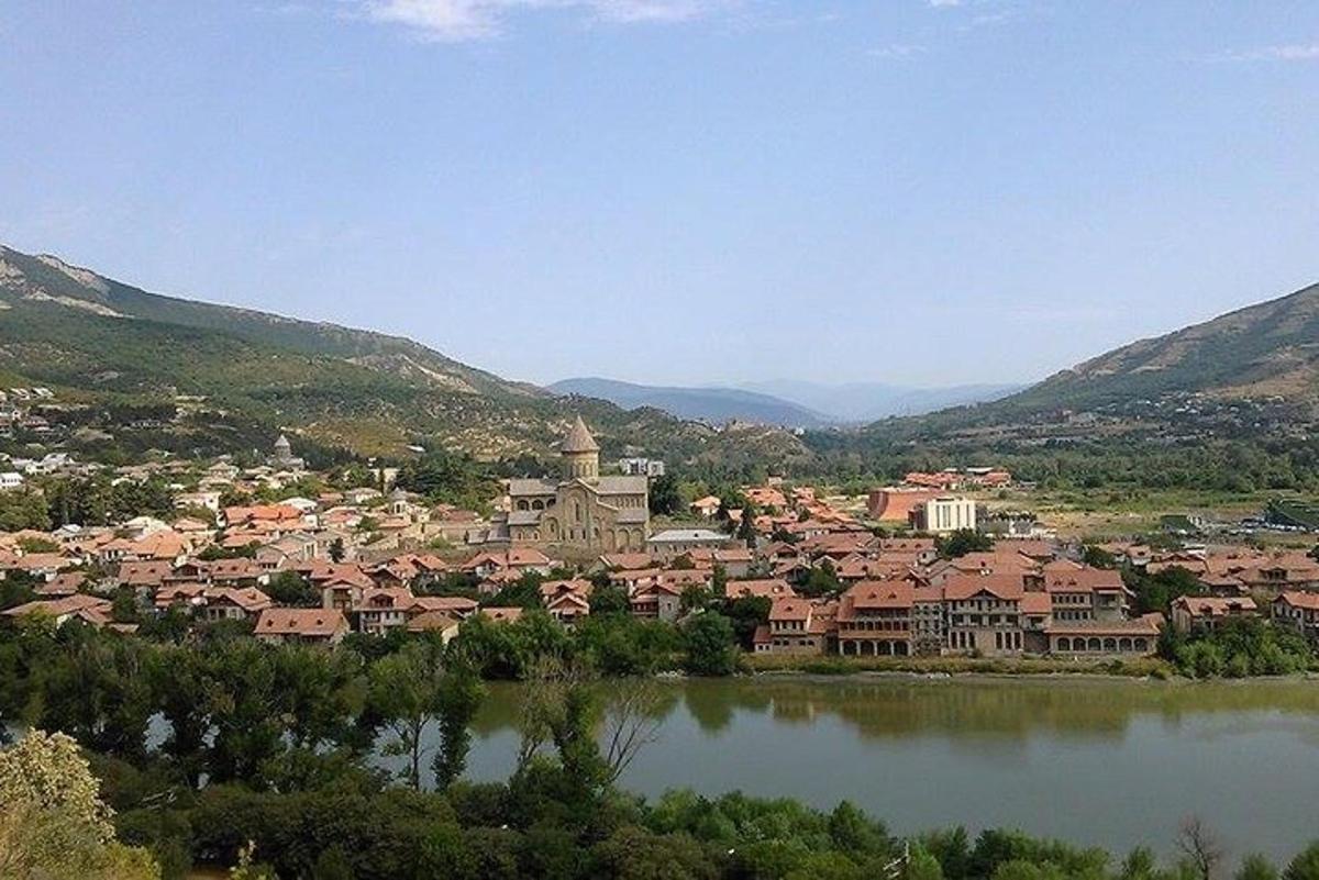 un poble situat a la vora d'un llac