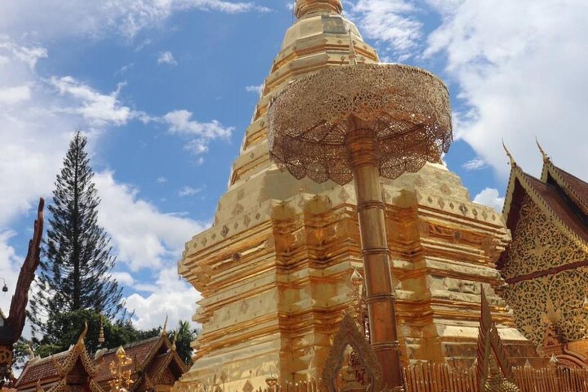 una grande pagoda con il cielo sullo sfondo