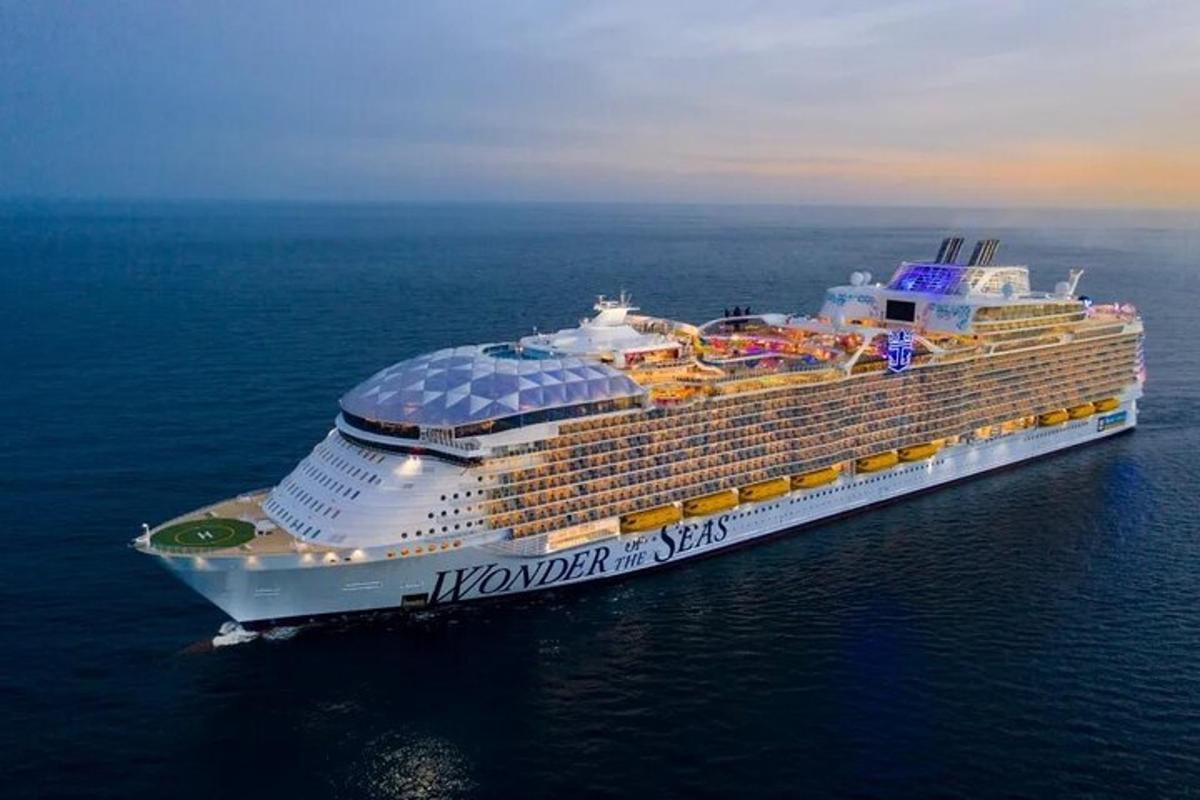 uma vista aérea de um navio de cruzeiro no oceano