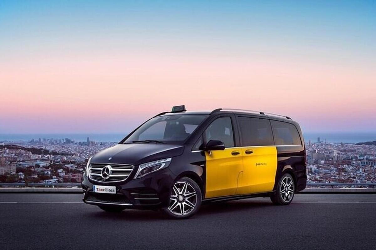 um carro inteligente preto e amarelo estacionado em uma rua