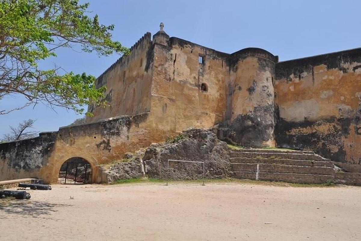 un edifici antic amb escales i una porta