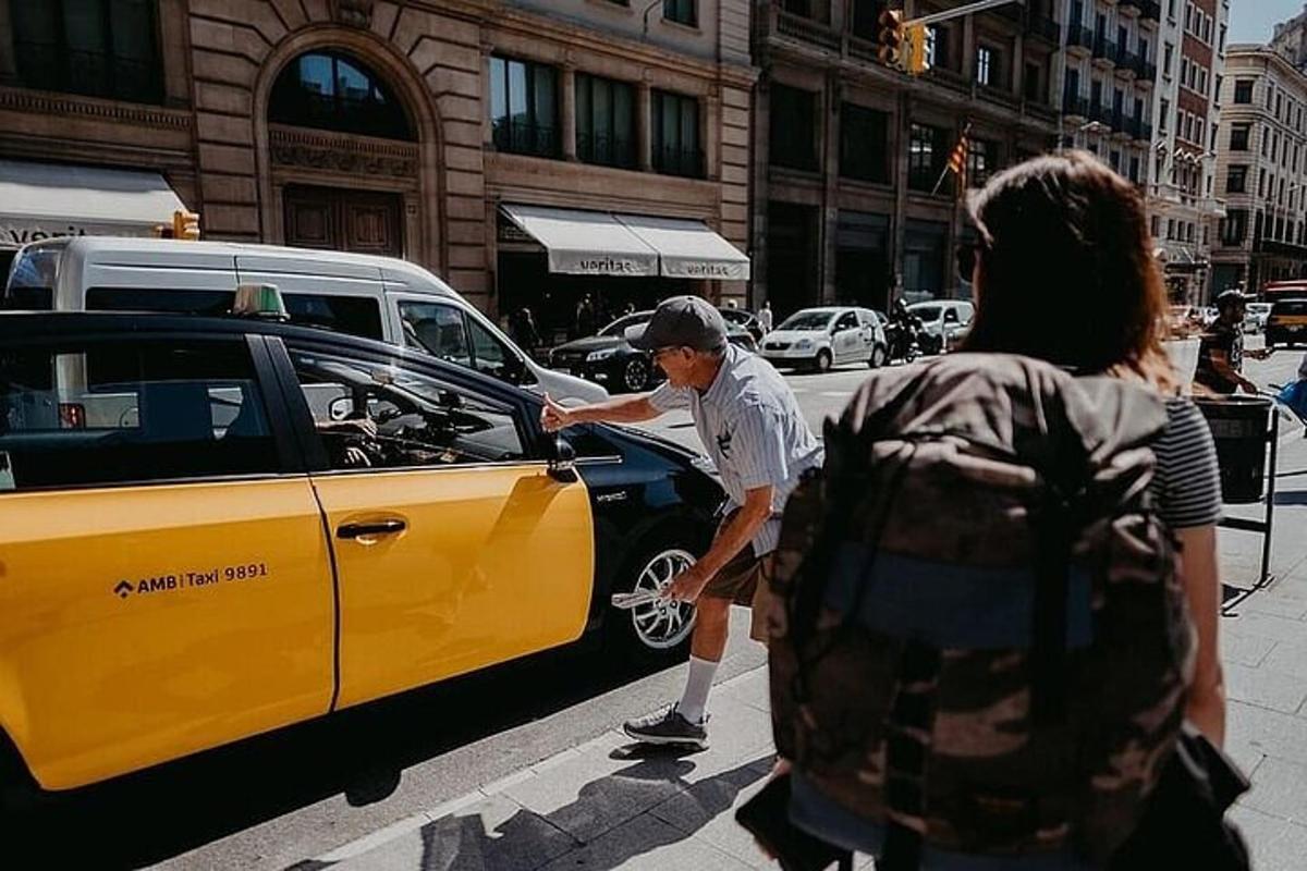 um homem em um skate ao lado de um carro amarelo