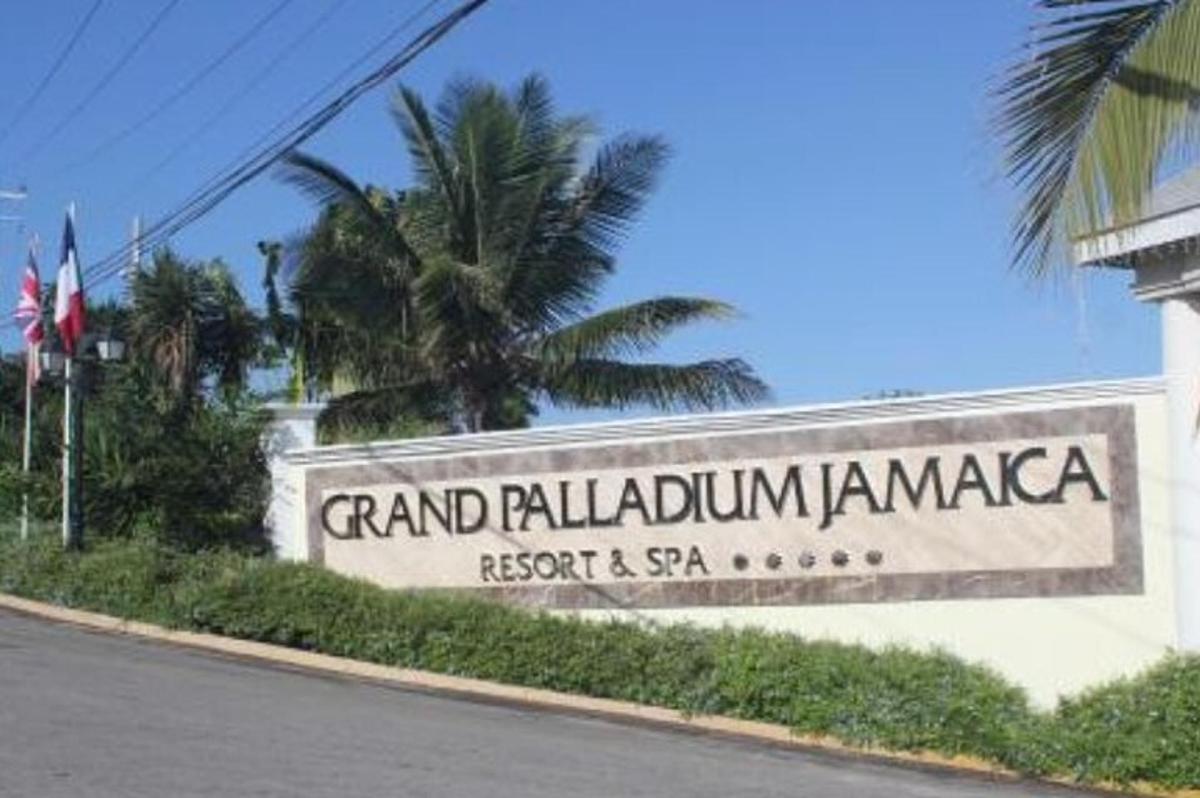 tanda untuk resort dan spa grand palladium naples
