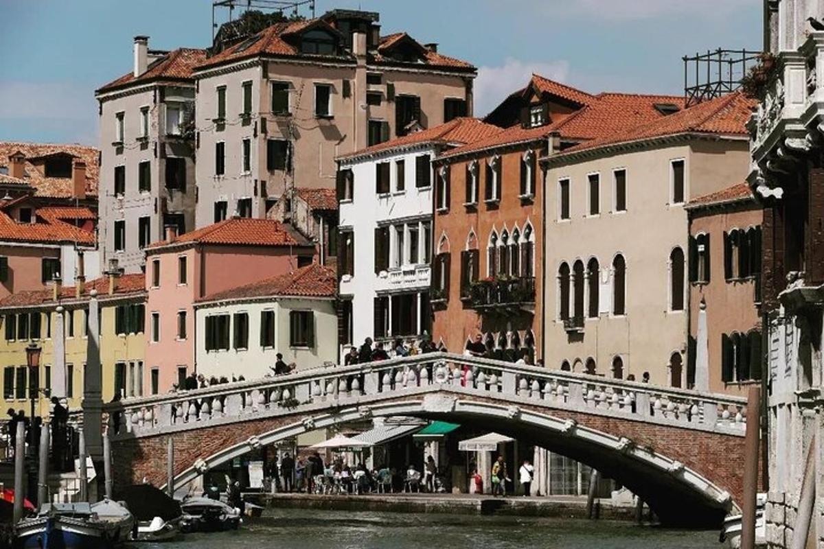 Un puente sobre un río en una ciudad con edificios.