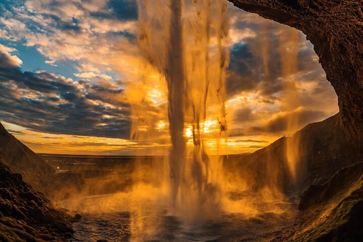 una vista d'una cascada des d'una obertura en un penya-segat