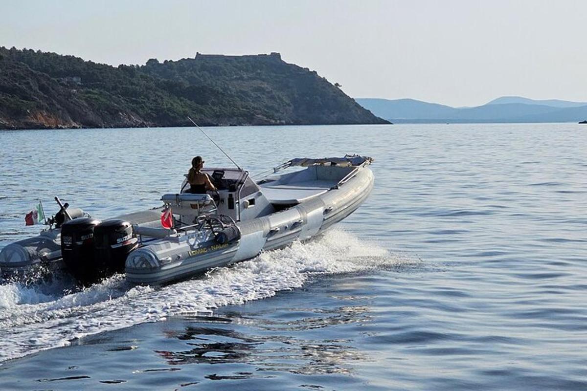 чоловік на човні у воді