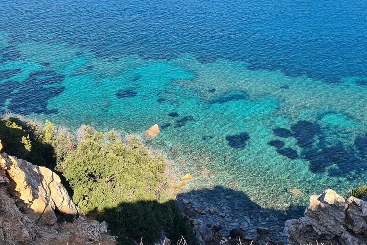 una vista aerea dell'acqua vicino alla riva