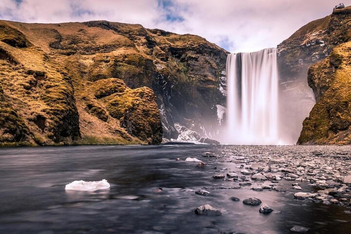 una cascada al mig d'una massa d'aigua