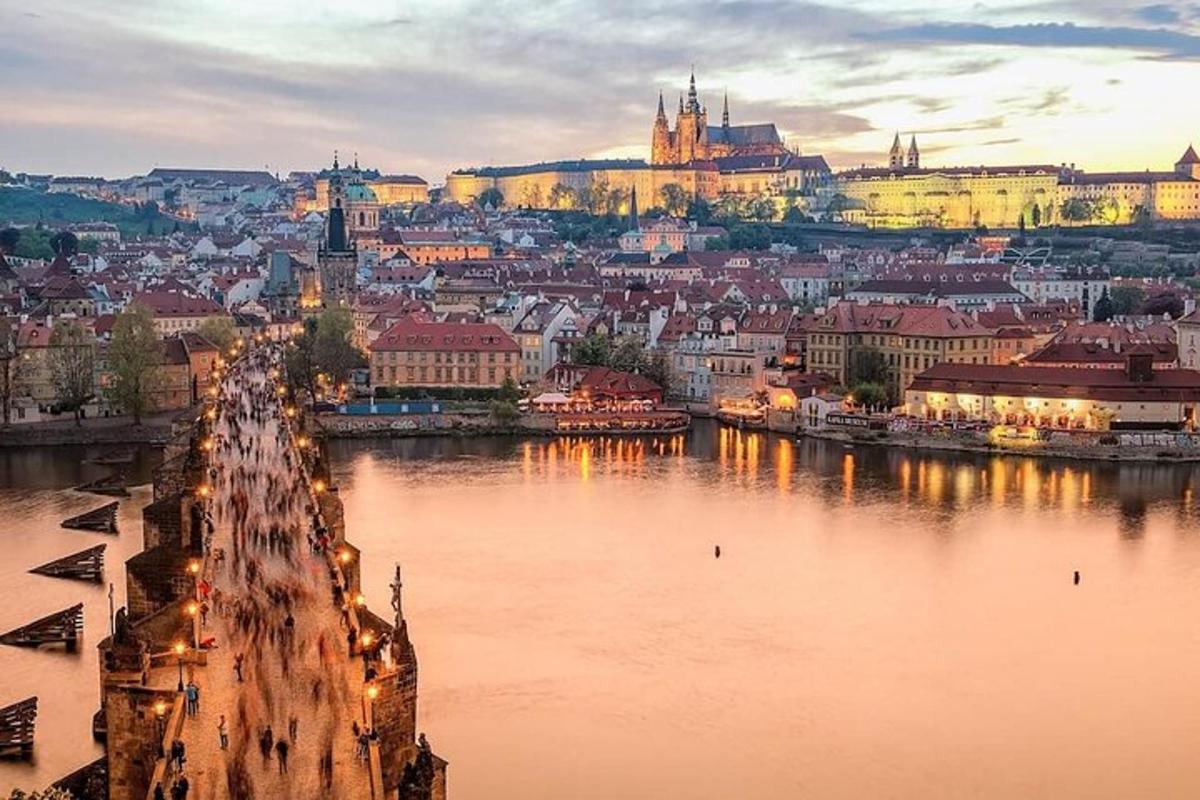 pohled na město s řekou a budovami