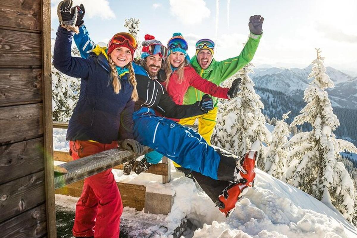 grupa ljudi sjedi na vrhu planine prekrivene snijegom