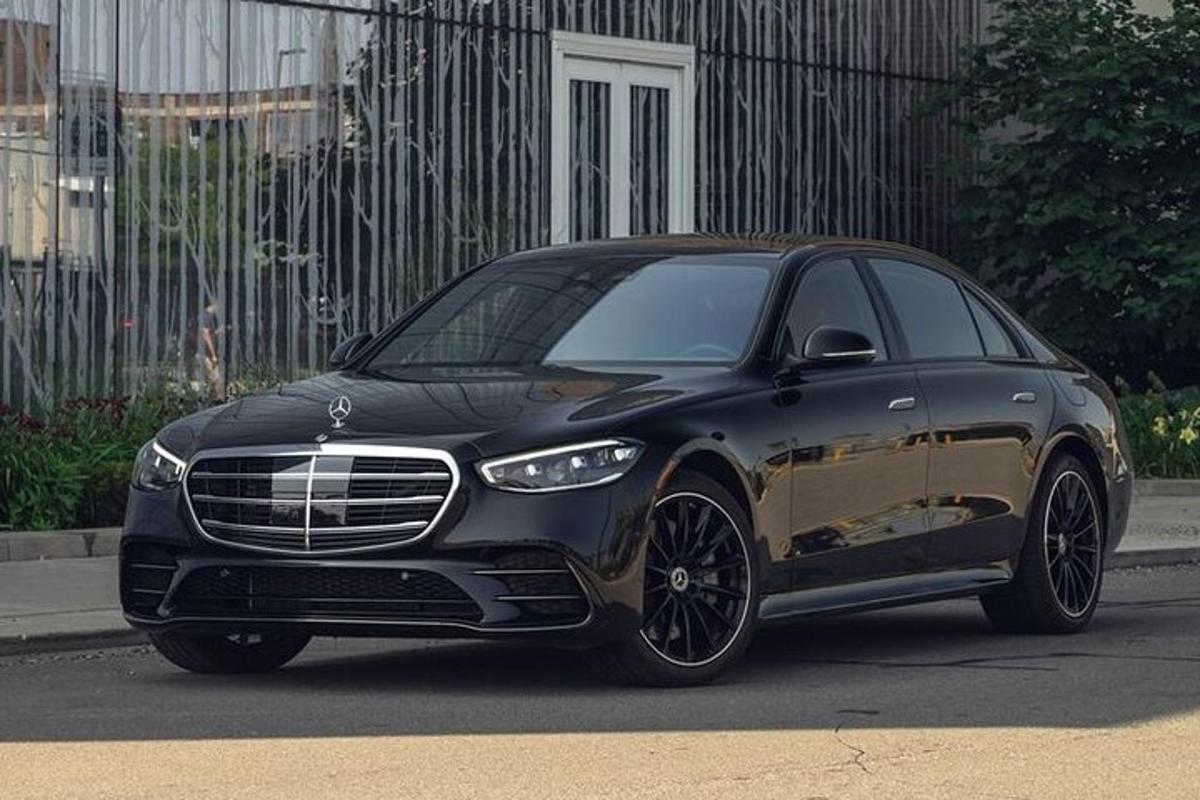 um carro preto está estacionado em uma rua