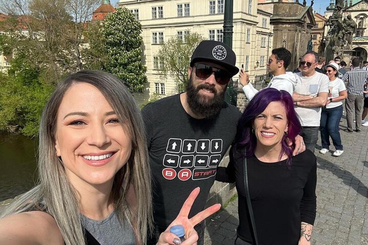 un uomo e due donne posano per una foto