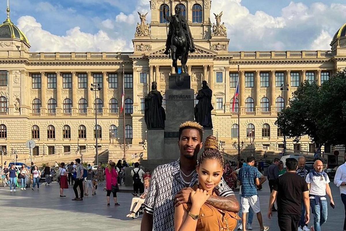 muž a žena stojící před budovou