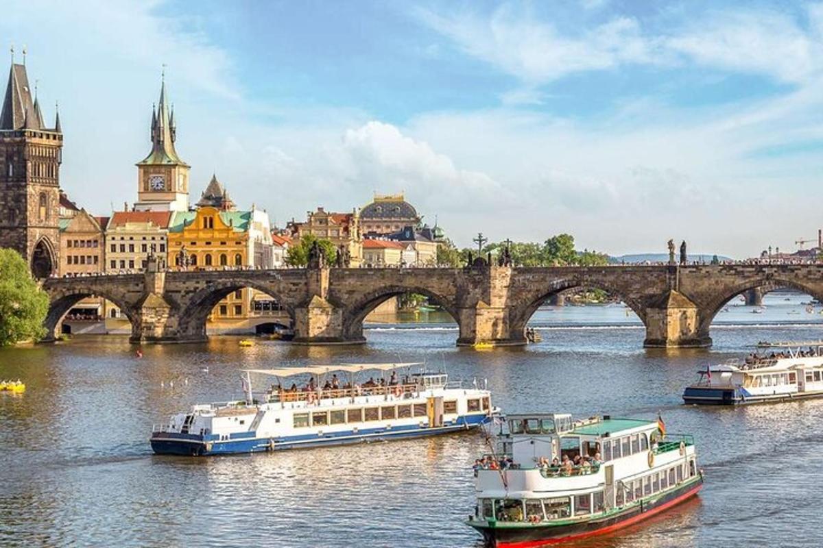 Tveir bátar á ánni fyrir framan brú