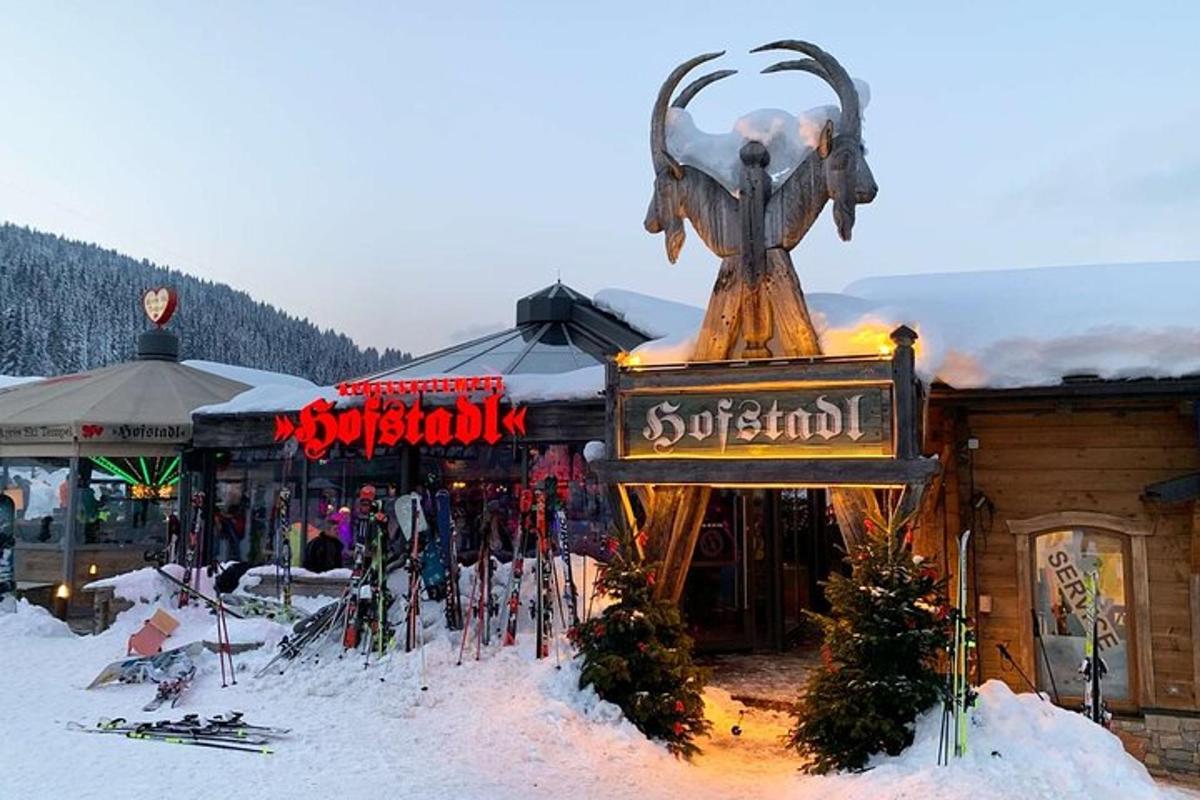 Una tienda de esquí con una estatua de una cabra en la cima