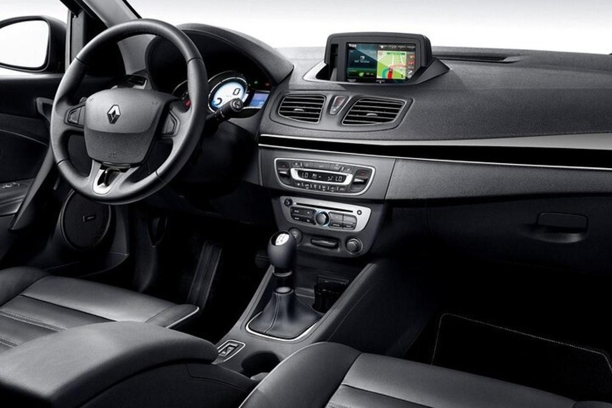 a view of the interior of a mercedes benz car