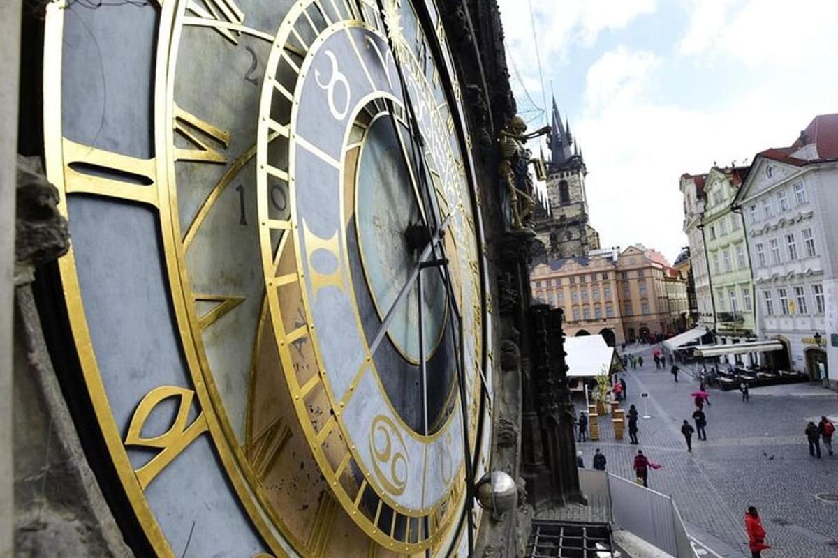 un gran reloj en el costado de un edificio