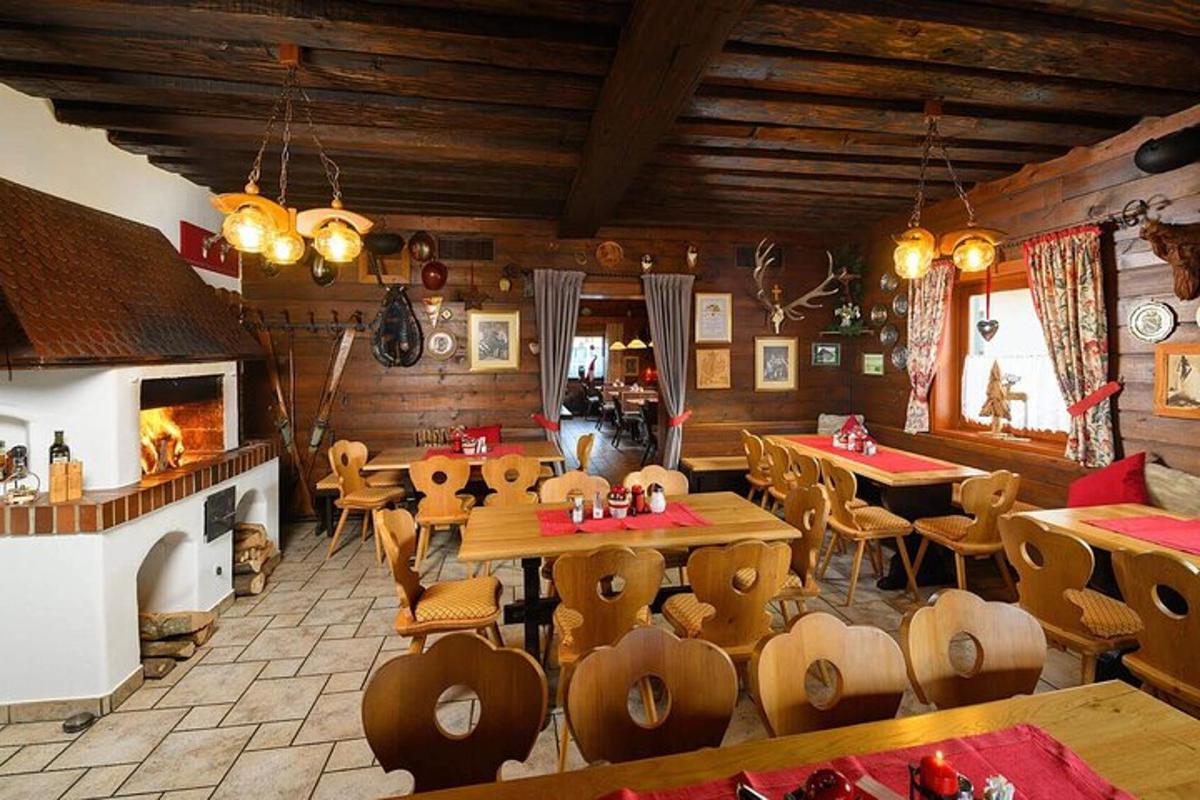 Un comedor con mesas y sillas en una cabaña.