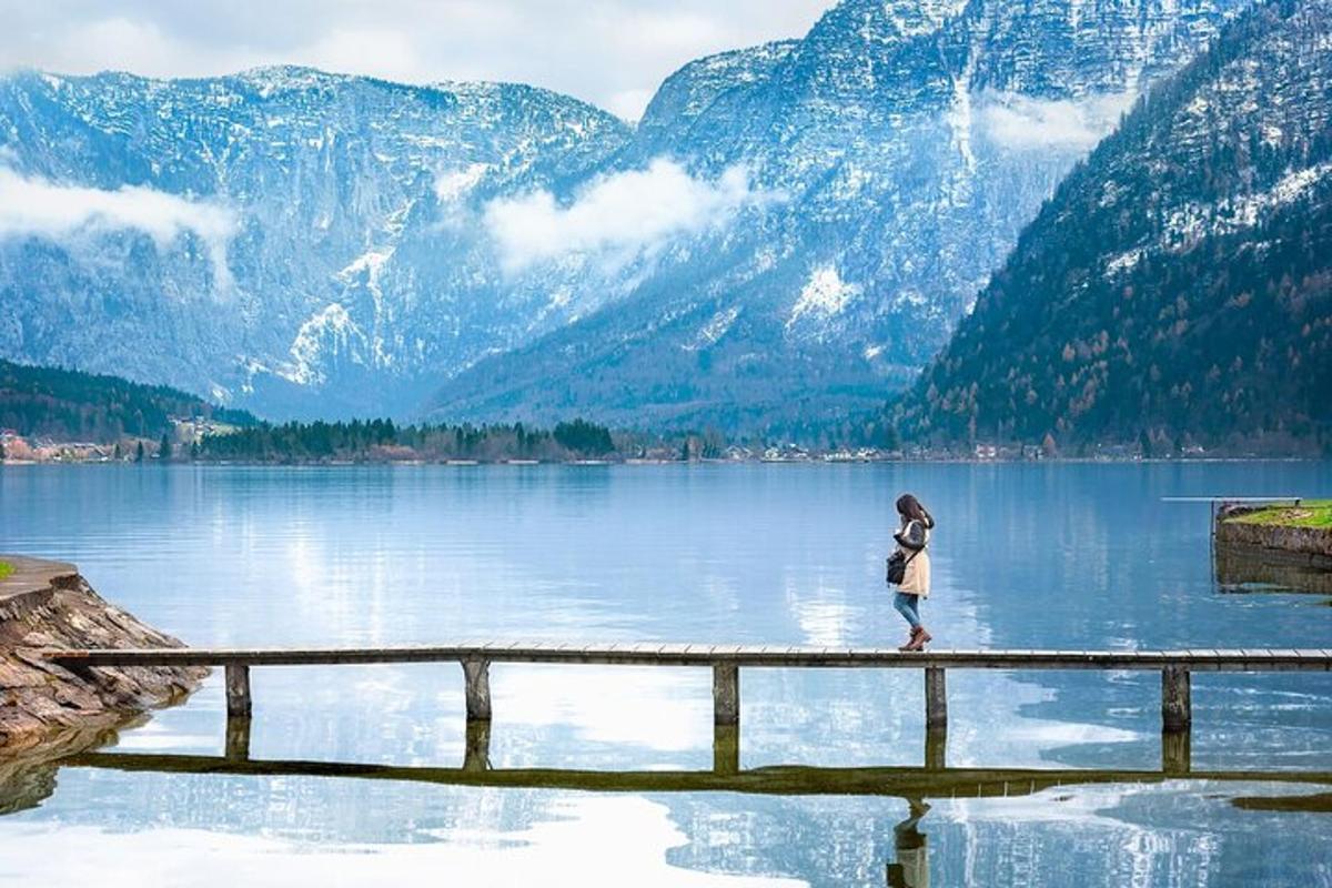 osoba stojící na mostě přes jezero