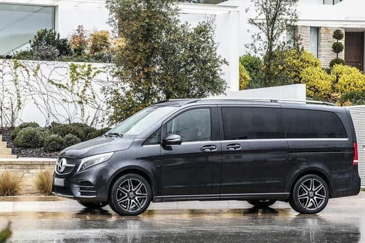 črn kombi parkiran na parkirišču