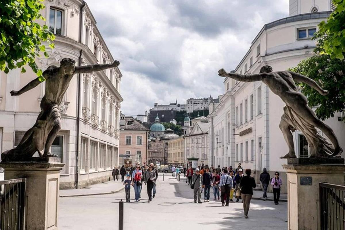 un gruppo di persone che camminano lungo una strada con statue