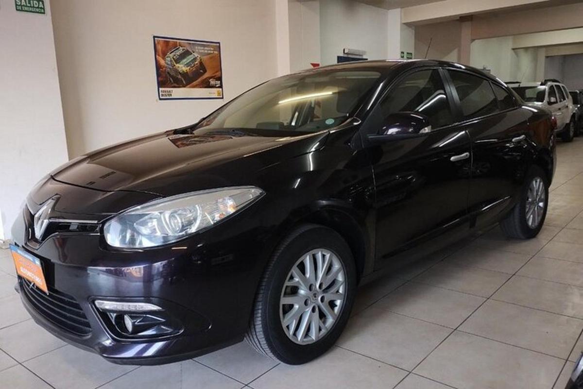 um carro preto está estacionado em uma garagem