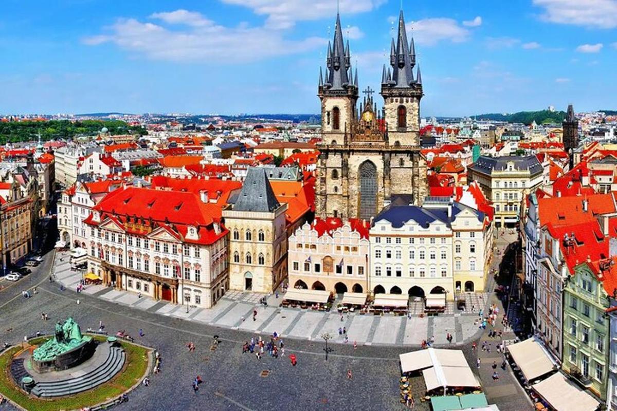 Letecký pohled na město s velkou budovou