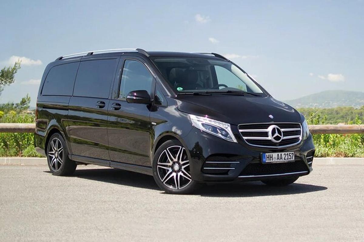 un minivan Mercedes Benz nero parcheggiato su una strada