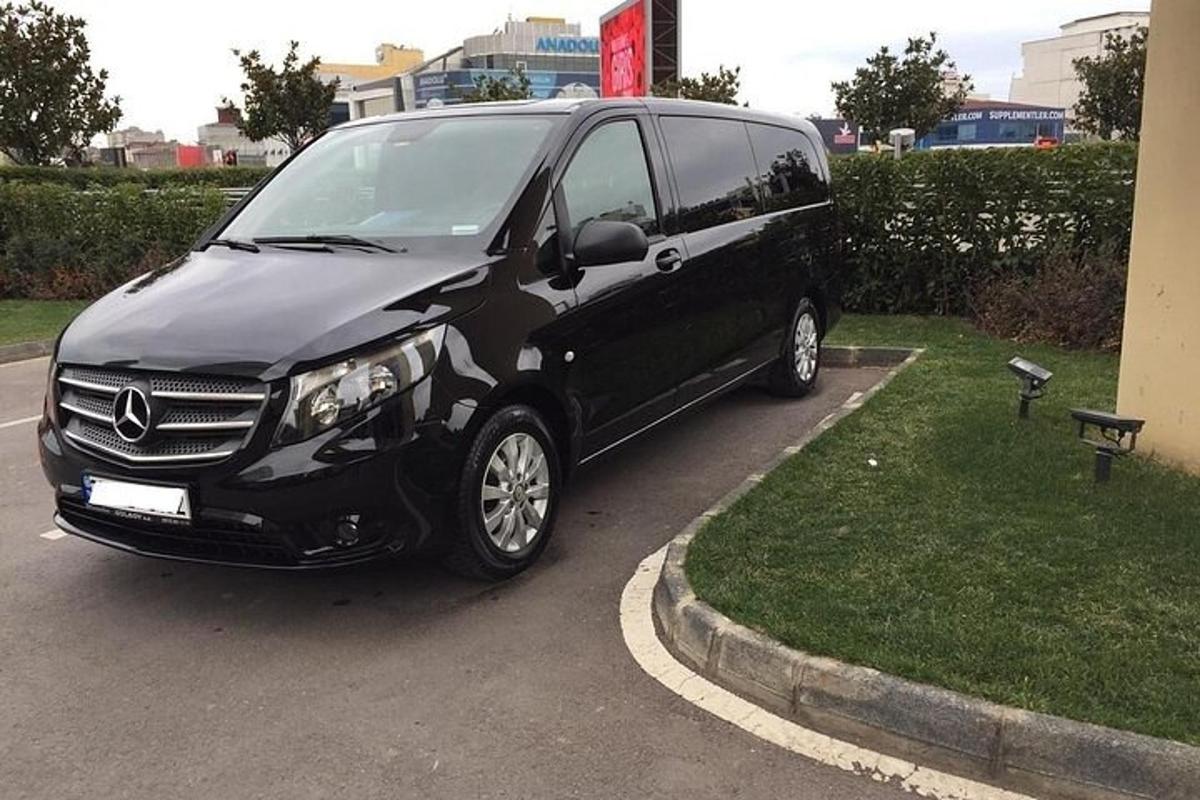 un furgone nero parcheggiato in un parcheggio