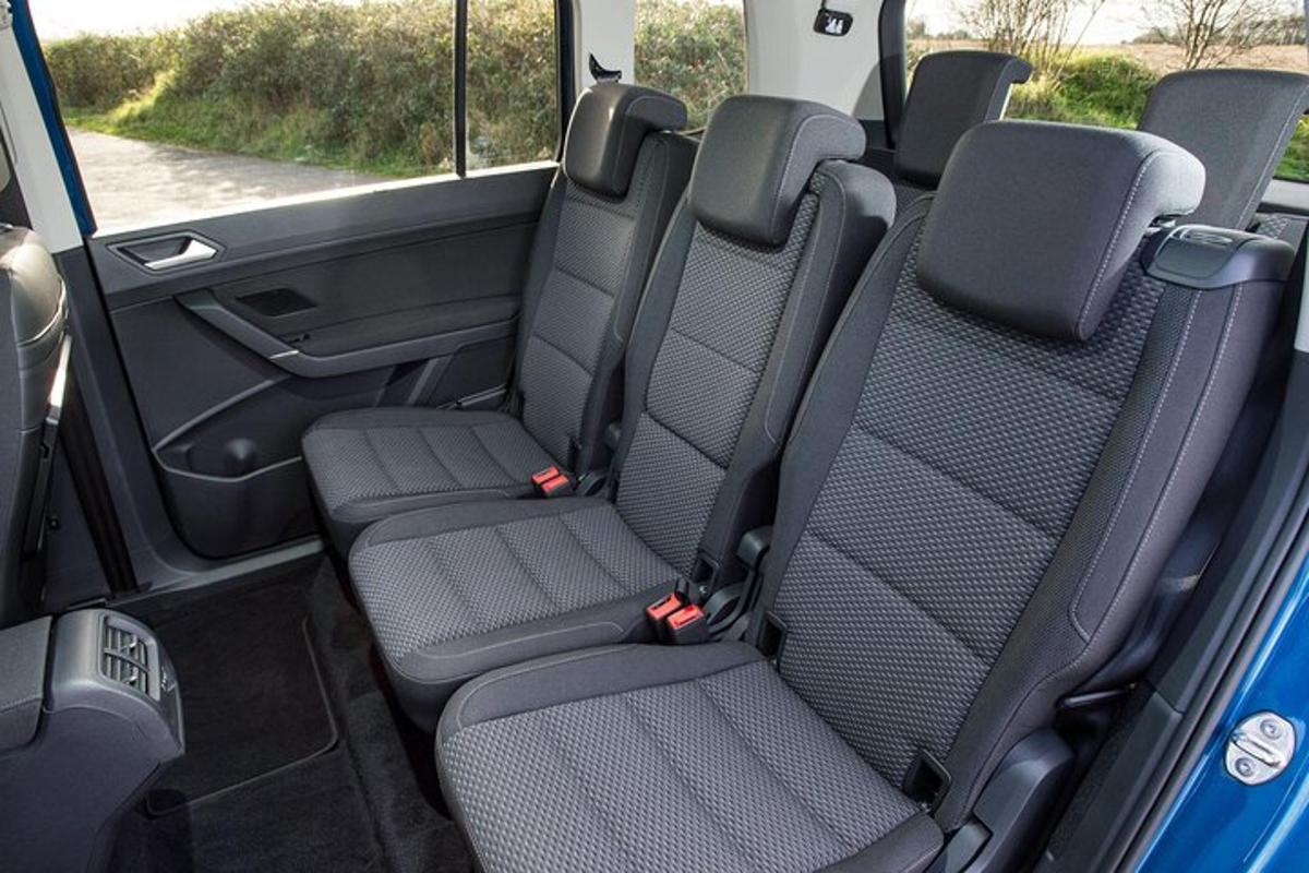 otevřené zadní sedadlo automobilu s výbavou zadního sedadla