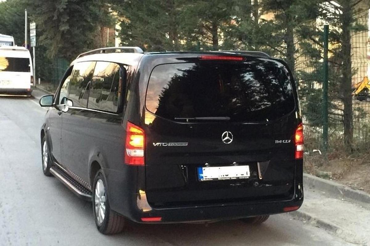 un furgone nero è parcheggiato sulla strada