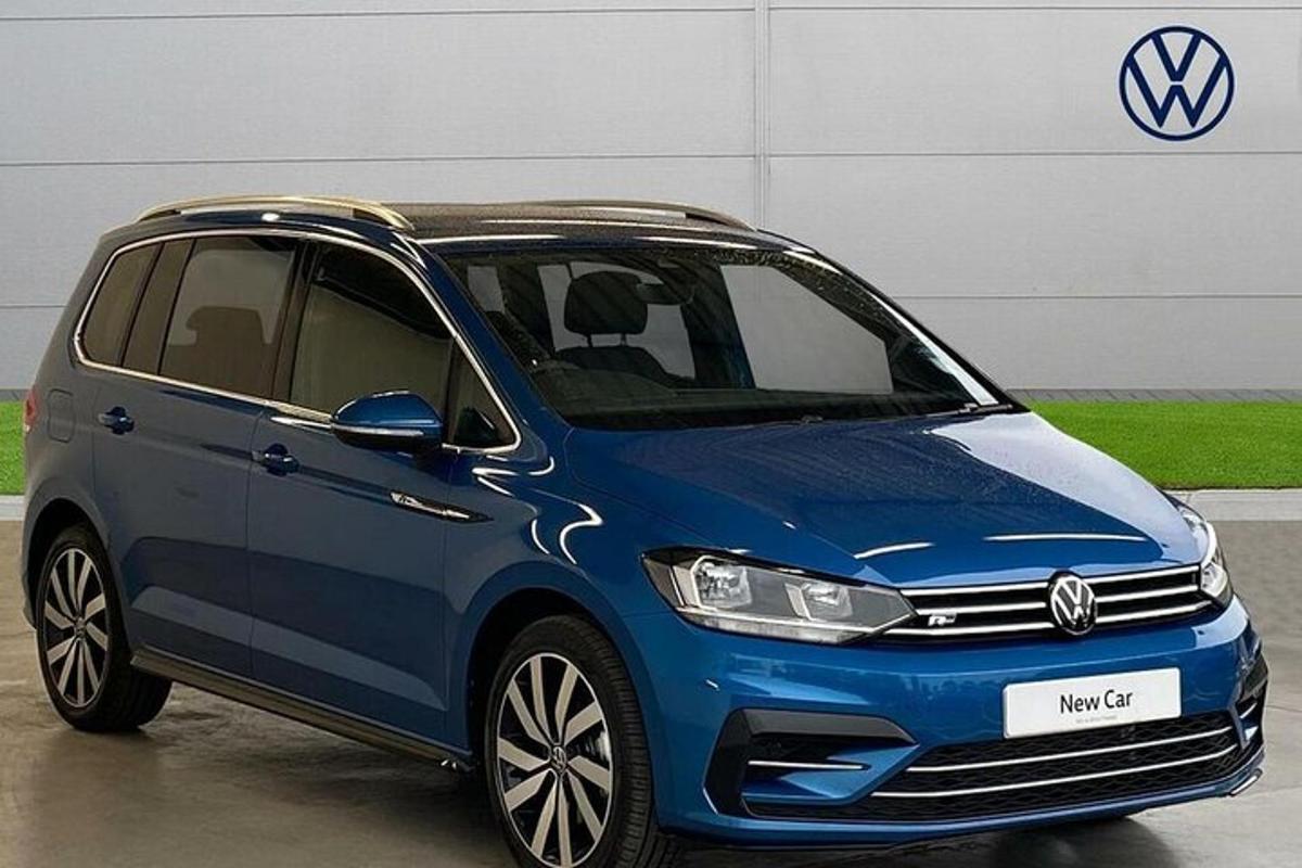 modré chytré auto zaparkované v garáži