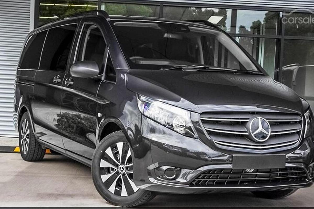 un SUV nero parcheggiato in un garage
