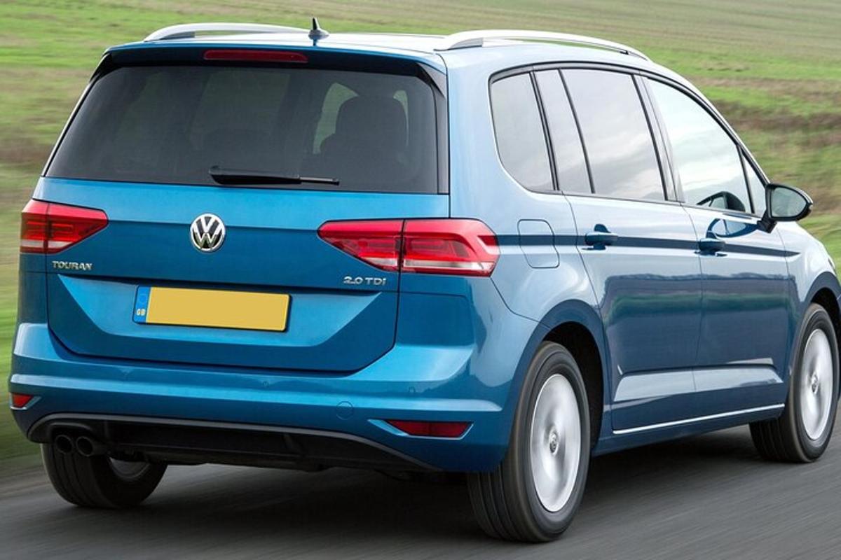 Modré SUV značky Volkswagen jedoucí po silnici