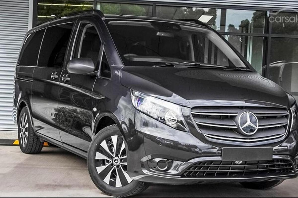 sebuah mobil hitam diparkir di garasi