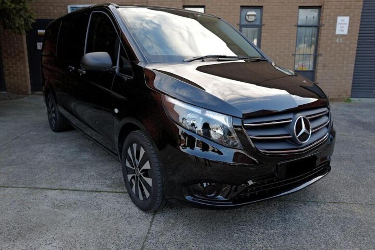 mobil Mercedes Benz hitam terparkir di tempat parkir