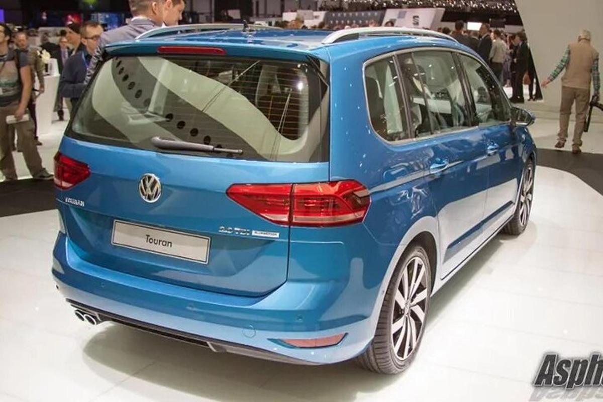 sinine Volkswageni mahtuniversaal näitusel