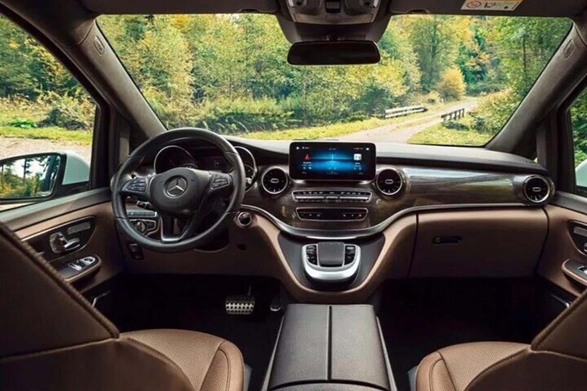 uma visão do interior de um carro com o painel
