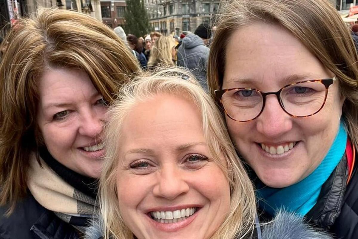 tre donne posano insieme per una foto