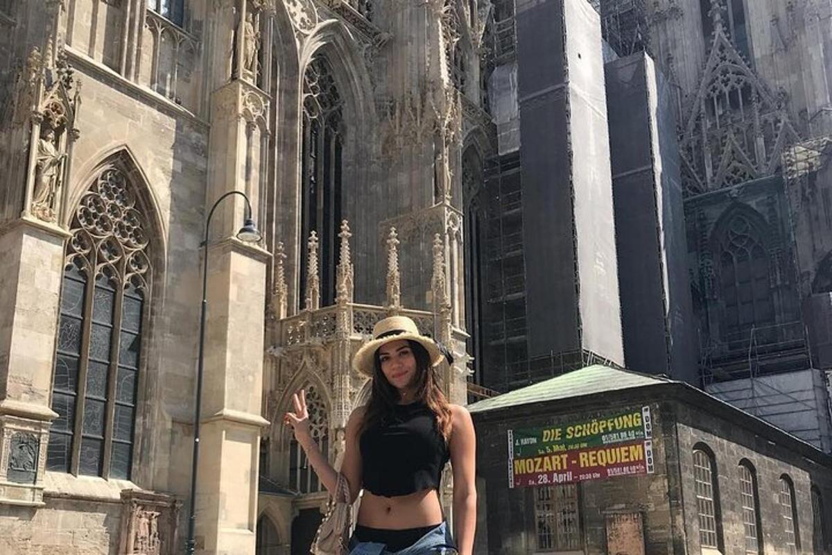 una donna con un cappello in piedi davanti a un edificio