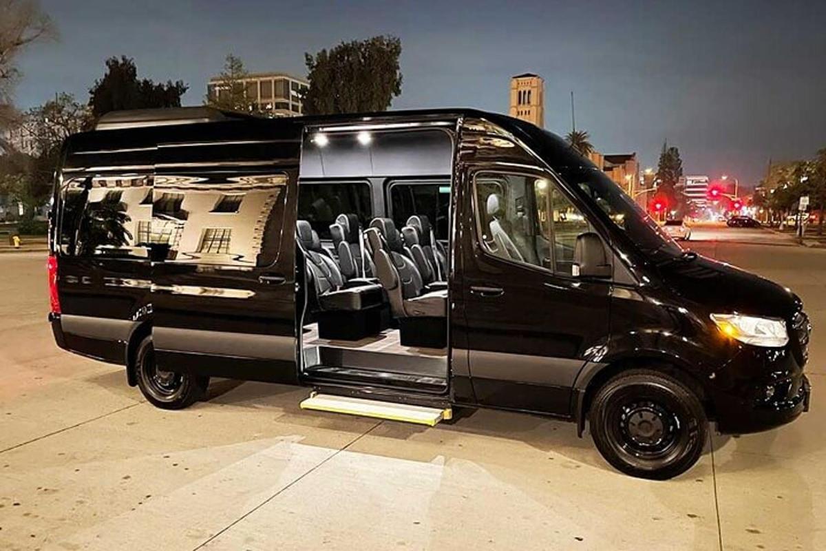 una camioneta negra estacionada en un estacionamiento