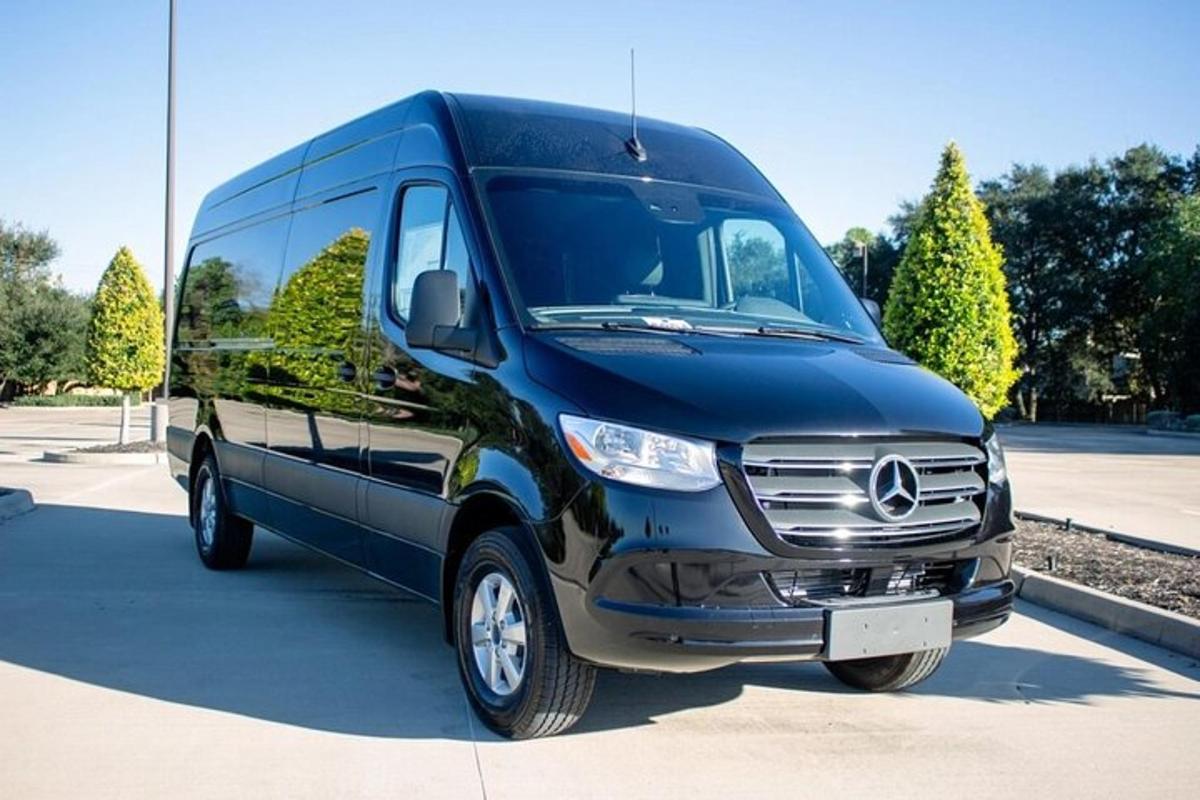 una camioneta negra estacionada en un estacionamiento
