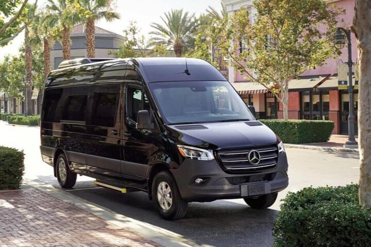 Una camioneta negra está estacionada en una calle